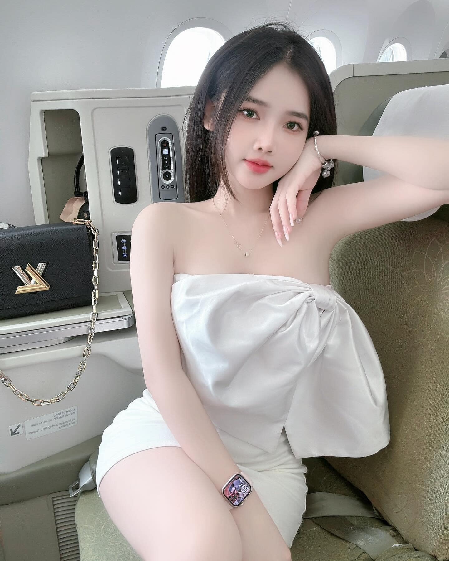 Cô Gái Đẹp Ngắm Nhìn Vẻ Đẹp Sắc Nét Và Giấc Mơ Thời Trang Hiện Đại